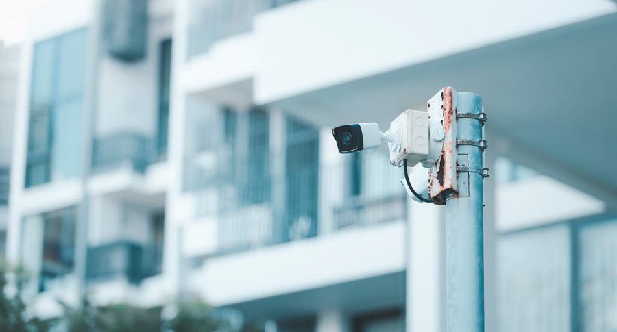 câmera de vigilância faz parte do sistema de segurança para condomínios