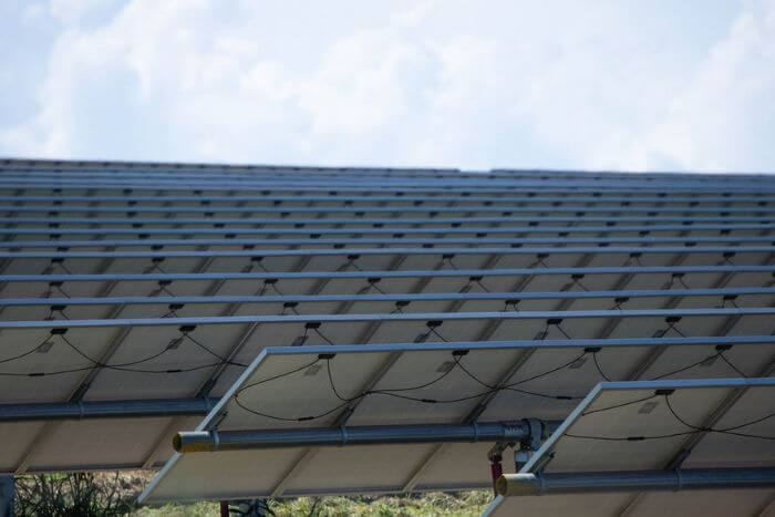 para montar uma fazenda de energia solar é essencial levar em conta a manutenção e limpeza das placas solares